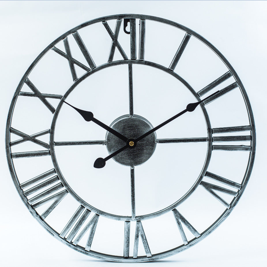 Stor retro väggklocka av järn i vintage-stil