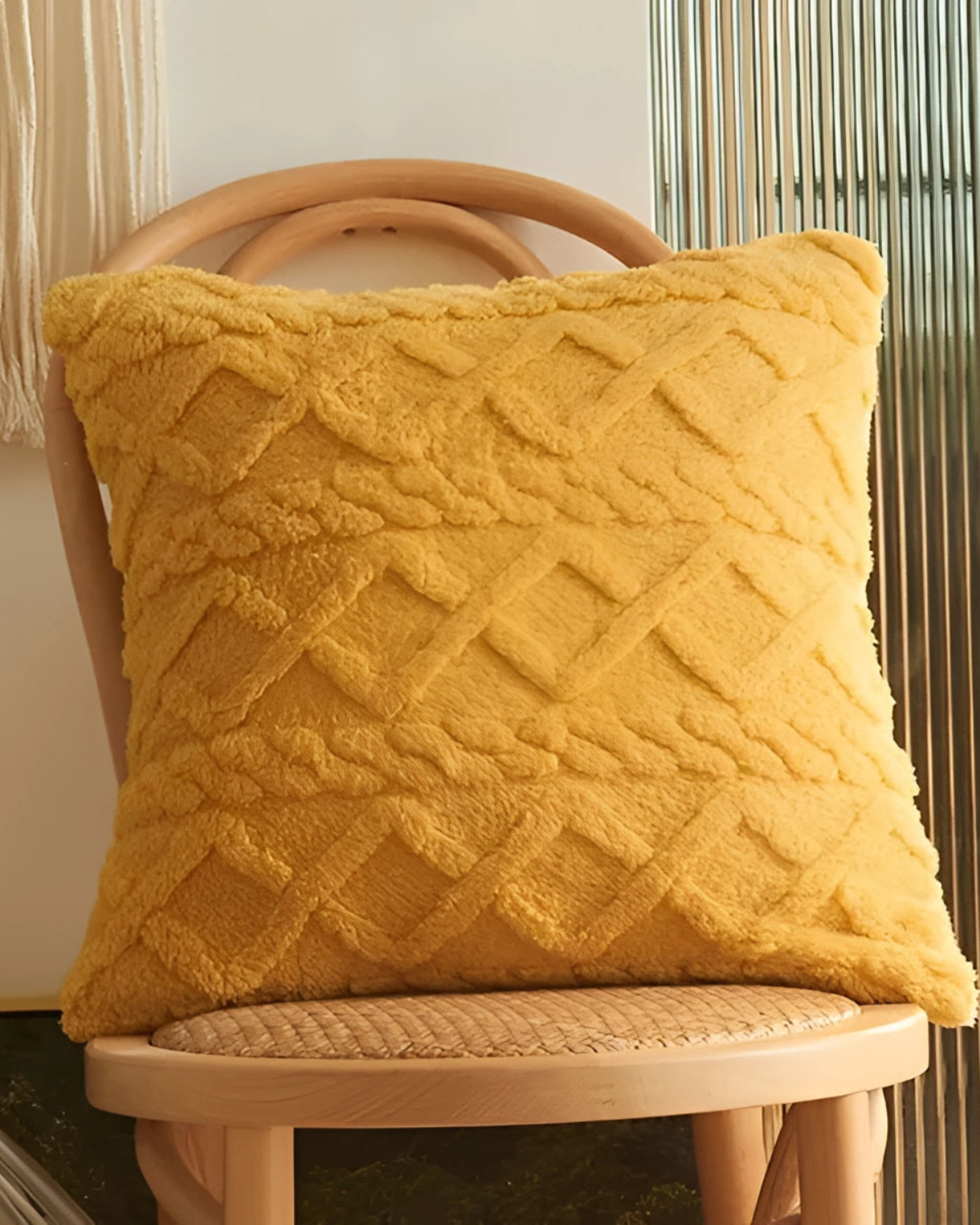 Carvallo – Lyxig Reliefkudde med subtil geometrisk design för en stilren interiör