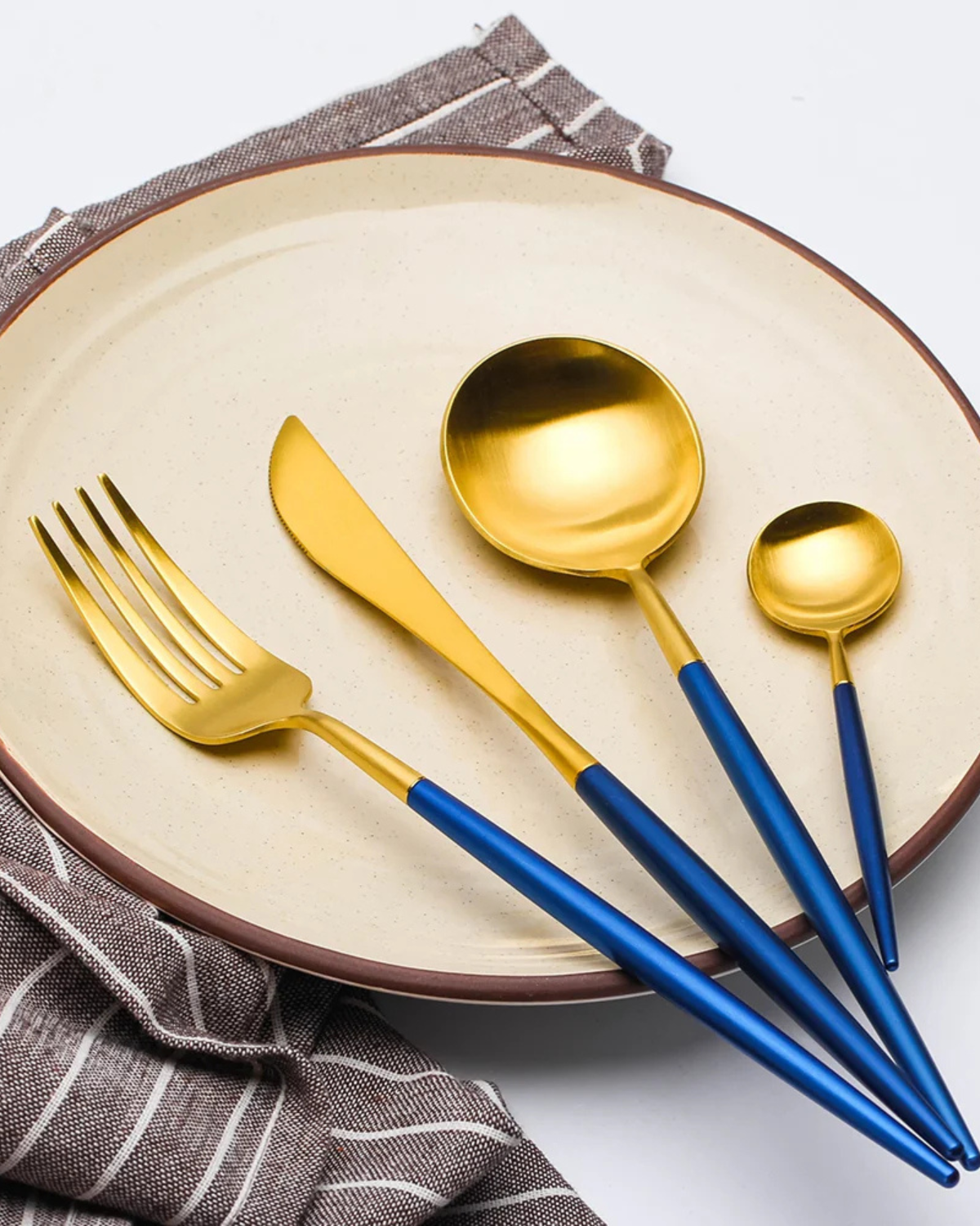 Carvallo Lumine – Lyxigt Bestickset med Guldaccenter och Matt Svarta Handtag