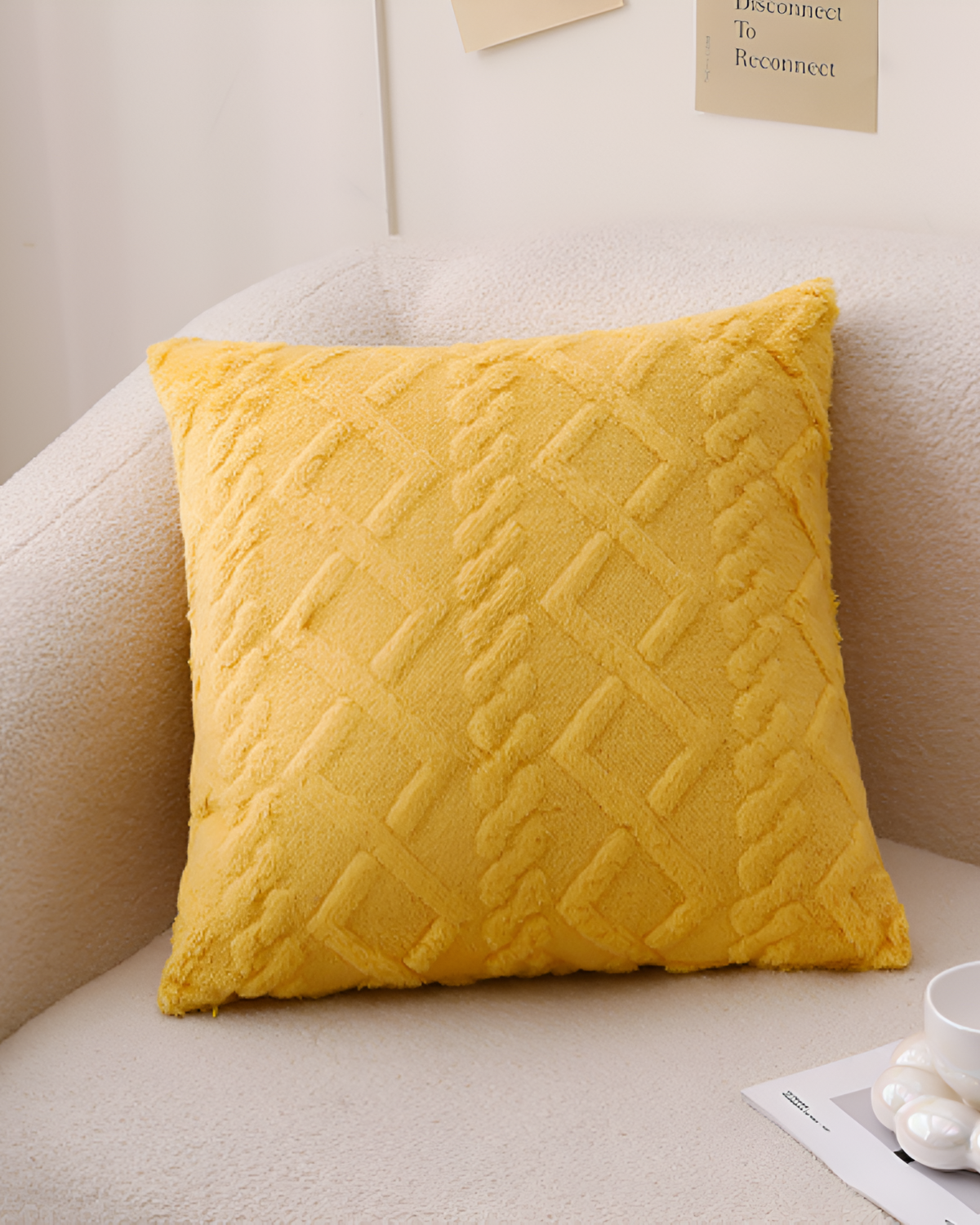 Carvallo – Lyxig Reliefkudde med subtil geometrisk design för en stilren interiör