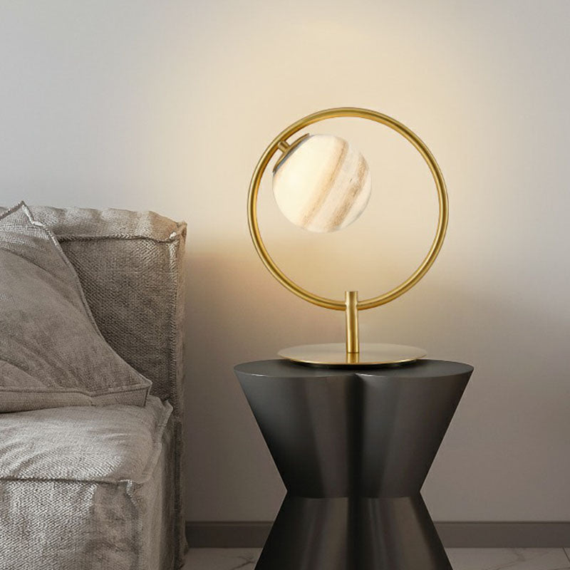 Planet Bordslampa - Guld Färgad Metallring med Glasboll, Modern LED Nattlampa