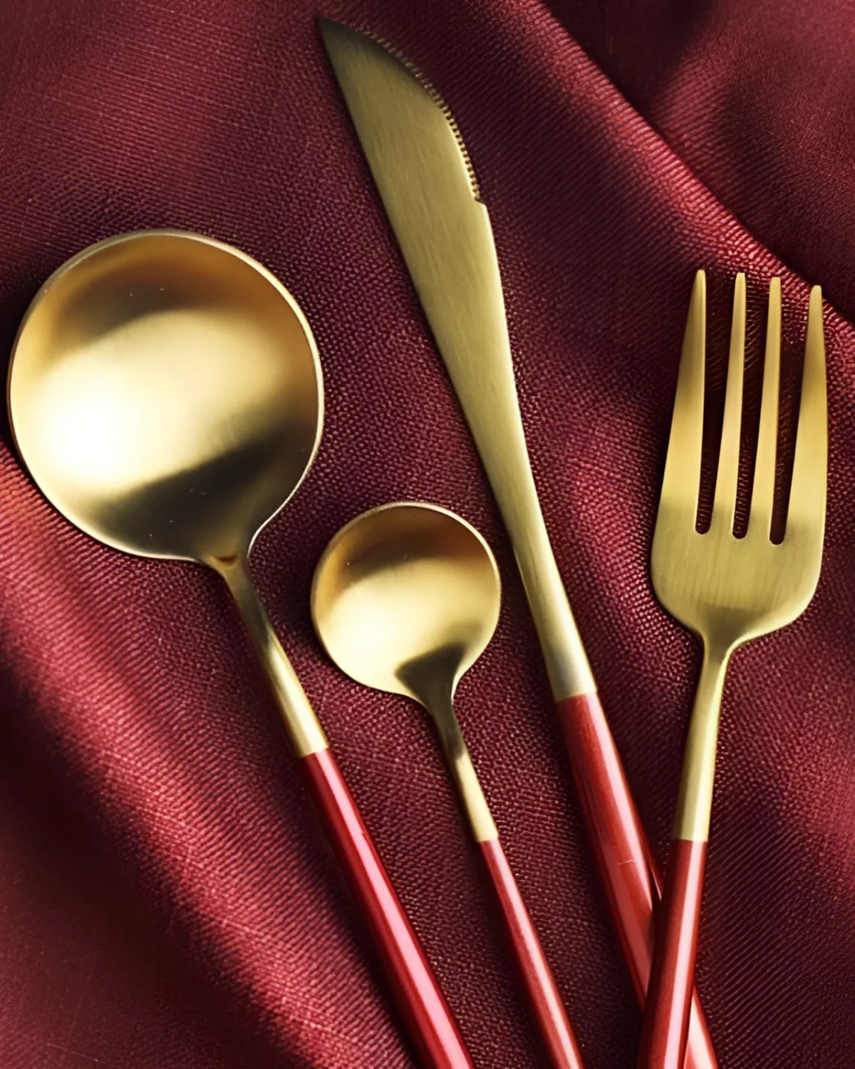 Carvallo Lumine – Lyxigt Bestickset med Guldaccenter och Matt Svarta Handtag