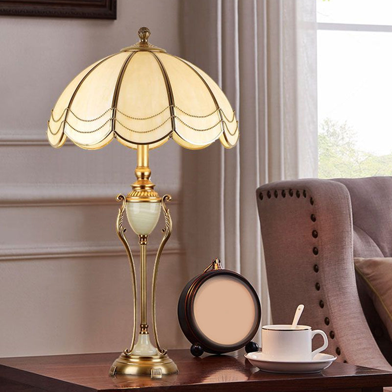 Traditionell Brons Bordslampa - Klassisk Design med Vågig Lampskärm