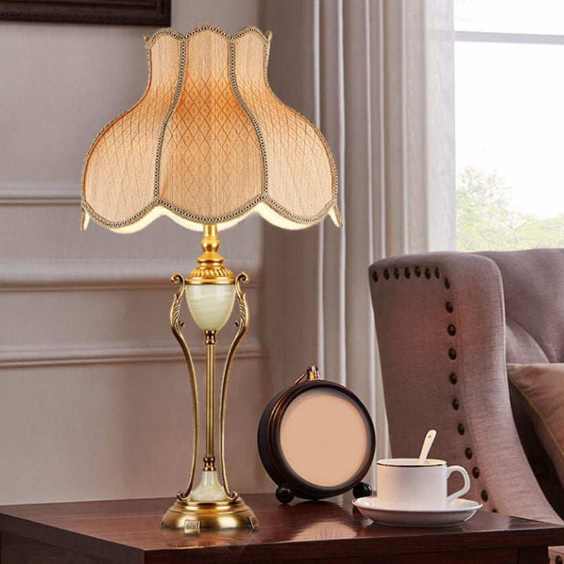 Traditionell Brons Bordslampa - Klassisk Design med Vågig Lampskärm