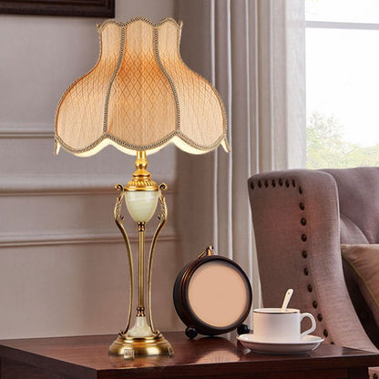 Traditionell Brons Bordslampa - Klassisk Design med Vågig Lampskärm
