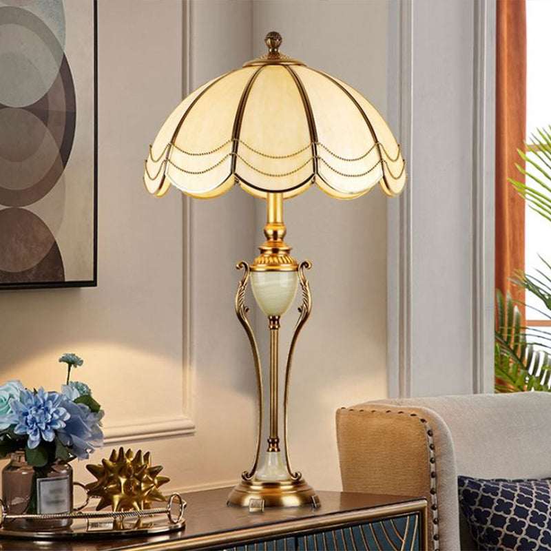 Traditionell Brons Bordslampa - Klassisk Design med Vågig Lampskärm