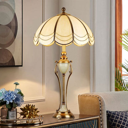 Traditionell Brons Bordslampa - Klassisk Design med Vågig Lampskärm