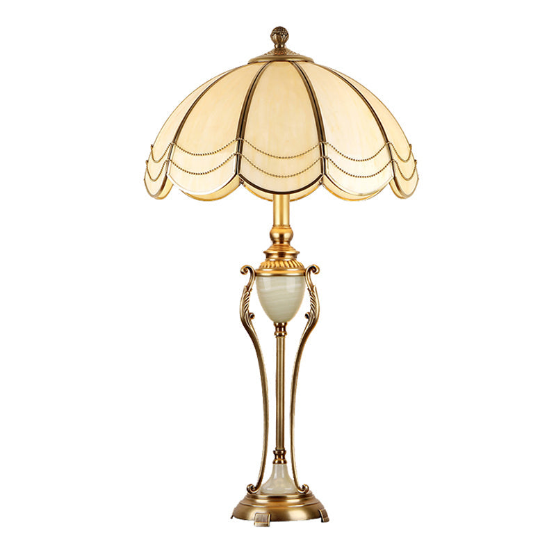 Traditionell Brons Bordslampa - Klassisk Design med Vågig Lampskärm