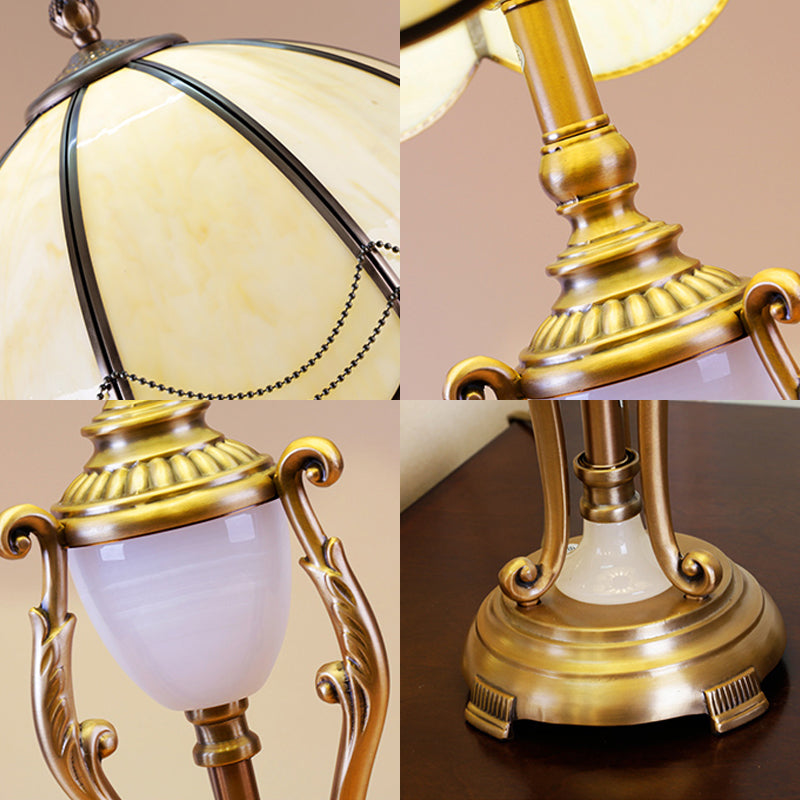 Traditionell Brons Bordslampa - Klassisk Design med Vågig Lampskärm