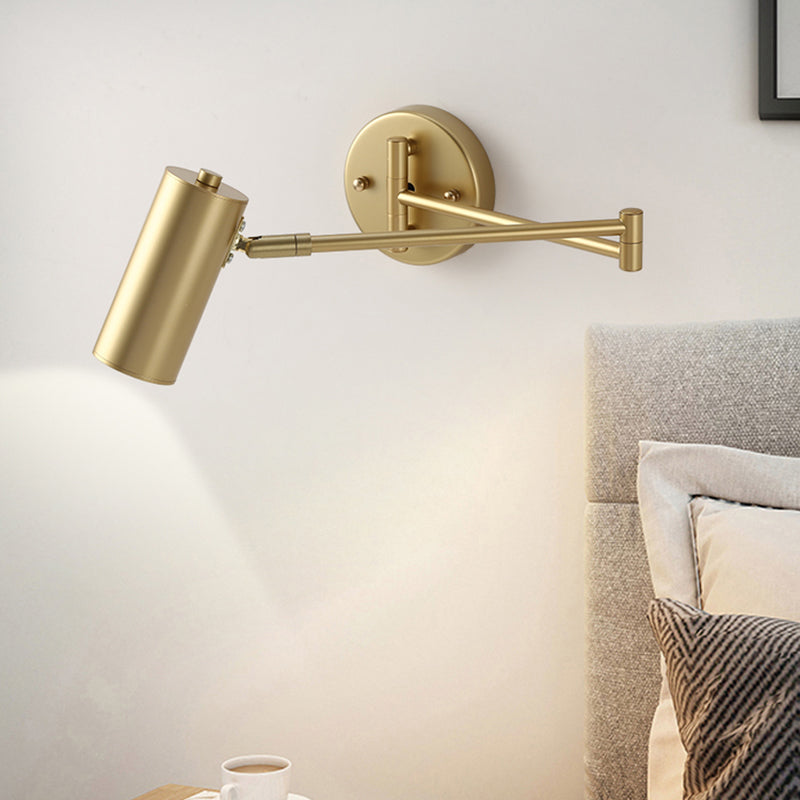 Vägglampa med metallskärm och svingarm