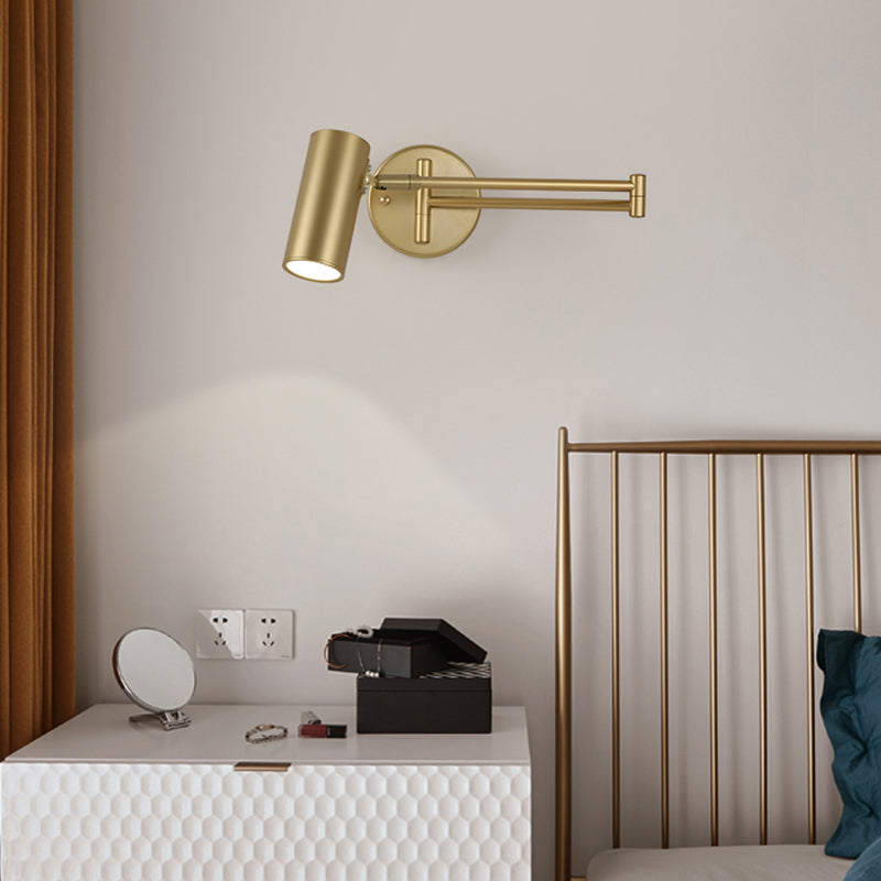 Vägglampa med metallskärm och svingarm