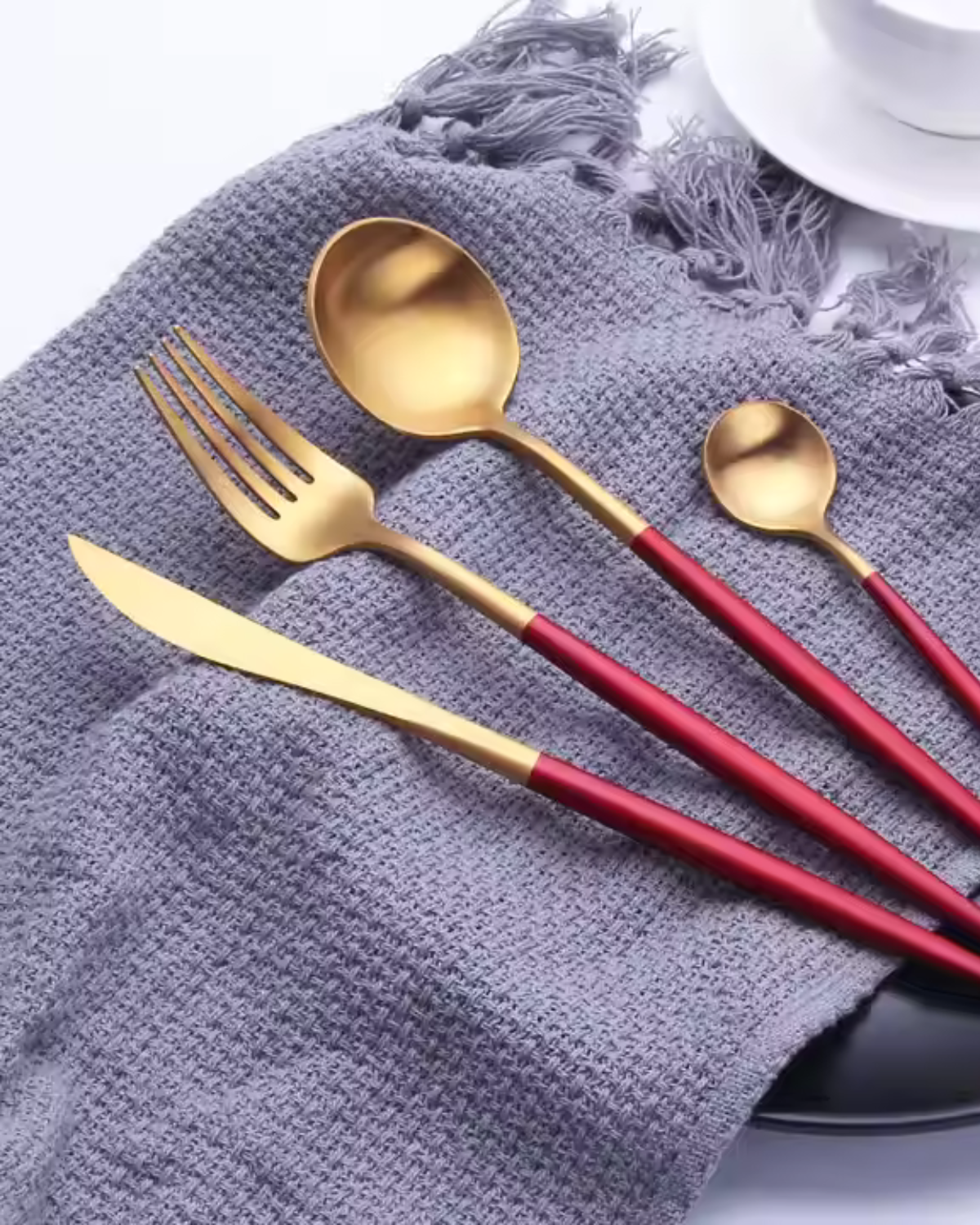 Carvallo Lumine – Lyxigt Bestickset med Guldaccenter och Matt Svarta Handtag