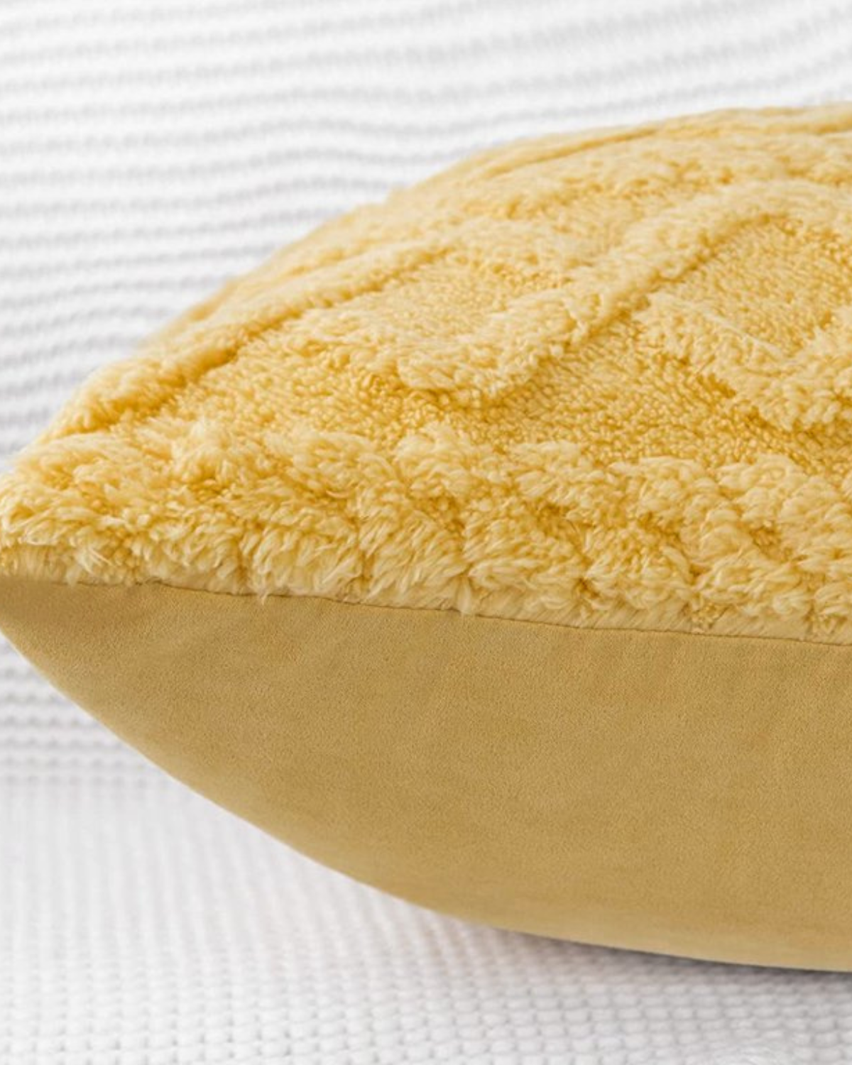 Carvallo – Lyxig Reliefkudde med subtil geometrisk design för en stilren interiör