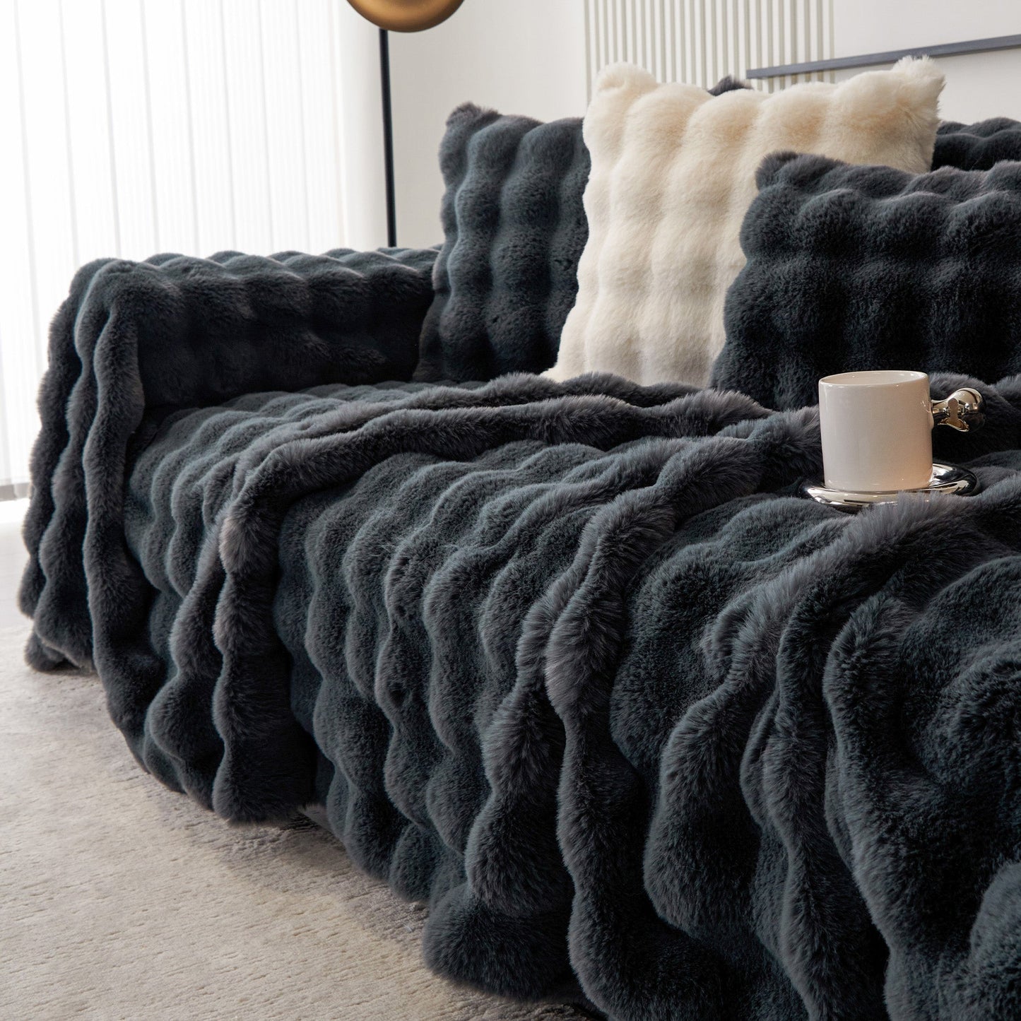 Luxe Ripple Faux Fur Sofföverdrag - Modernt, Stilrent & Hållbart Soffaskydd