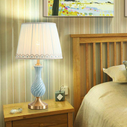 Blå Vasa Nattduksbordslampa - Modern Keramisk Bordslampa med Fållad Tygskärm