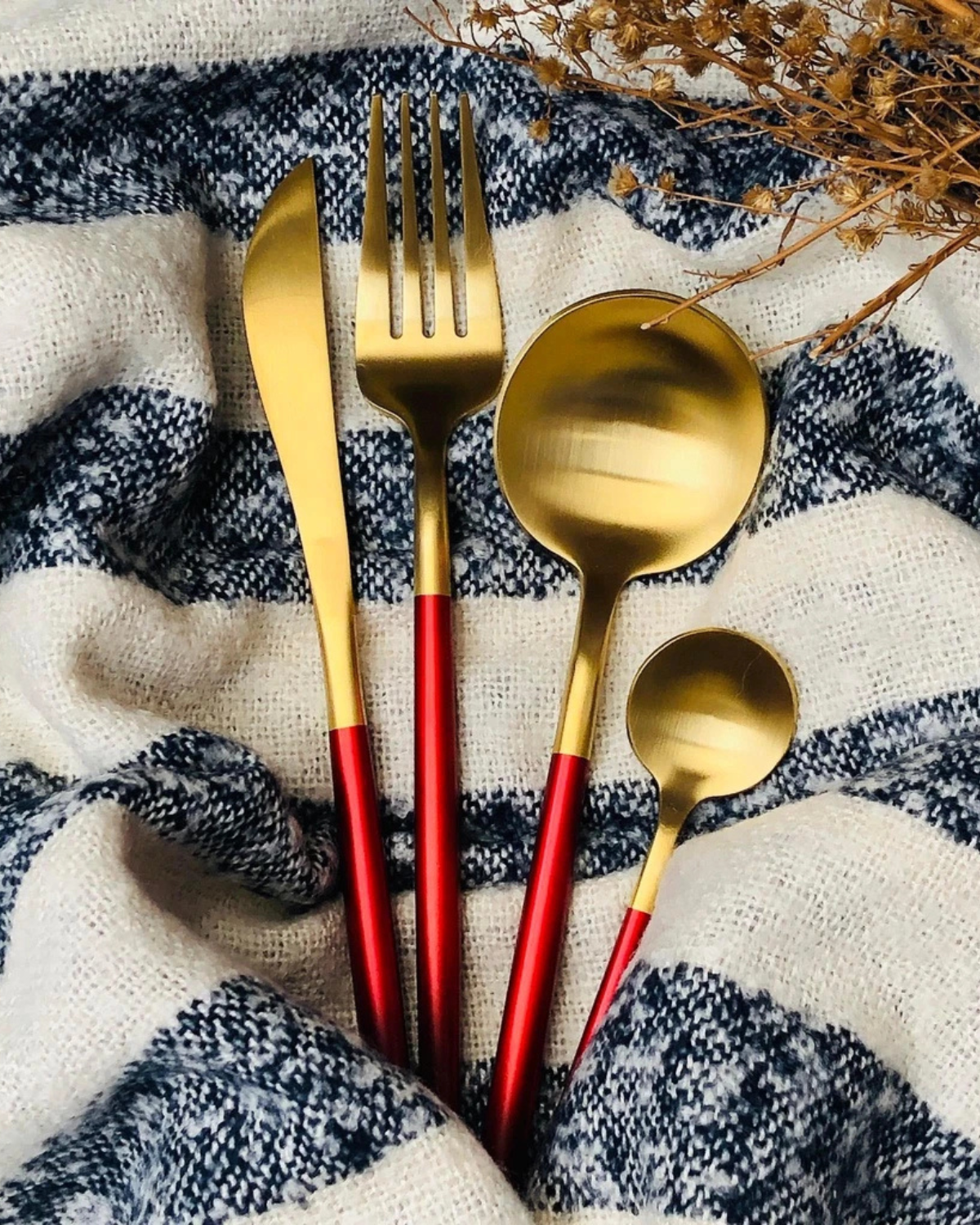 Carvallo Lumine – Lyxigt Bestickset med Guldaccenter och Matt Svarta Handtag