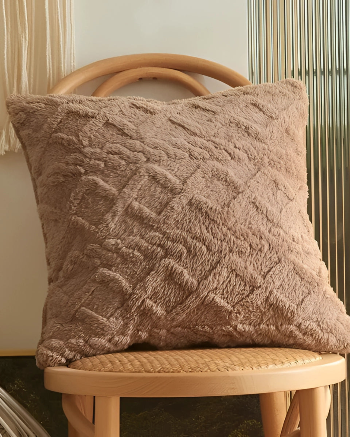 Carvallo – Lyxig Reliefkudde med subtil geometrisk design för en stilren interiör