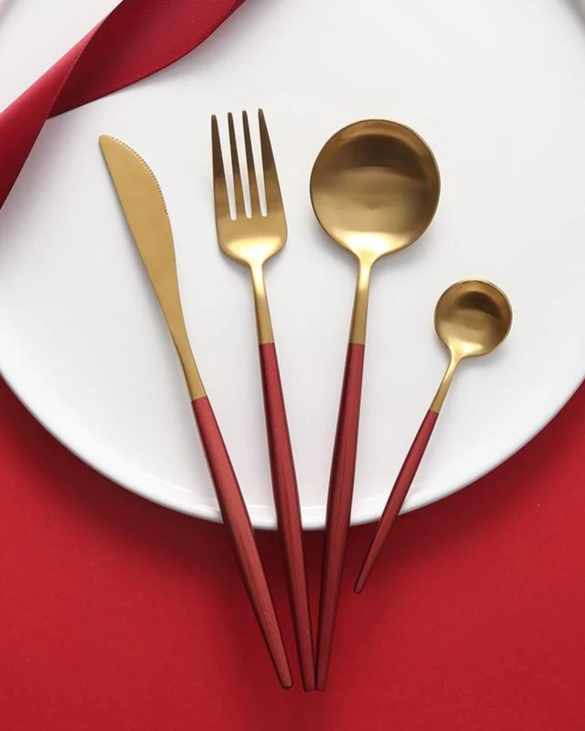 Carvallo Lumine – Lyxigt Bestickset med Guldaccenter och Matt Svarta Handtag