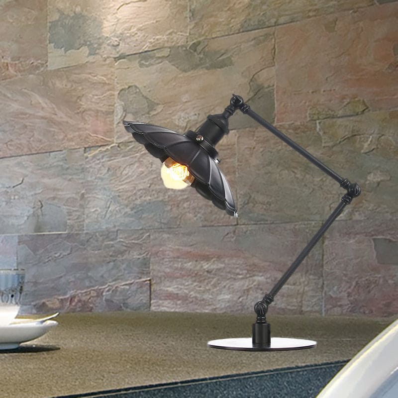 Justerbar vintage lampa med skulpterad metallskena för retrodekoration