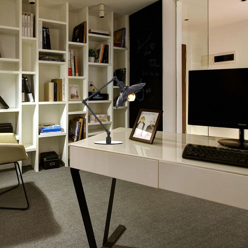 Justerbar vintage lampa med skulpterad metallskena för retrodekoration