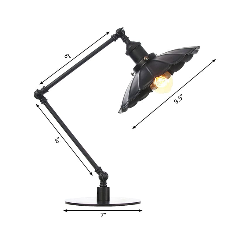 Justerbar vintage lampa med skulpterad metallskena för retrodekoration