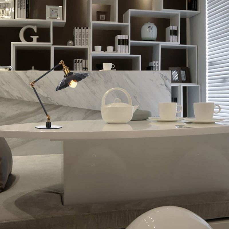 Justerbar vintage lampa med skulpterad metallskena för retrodekoration