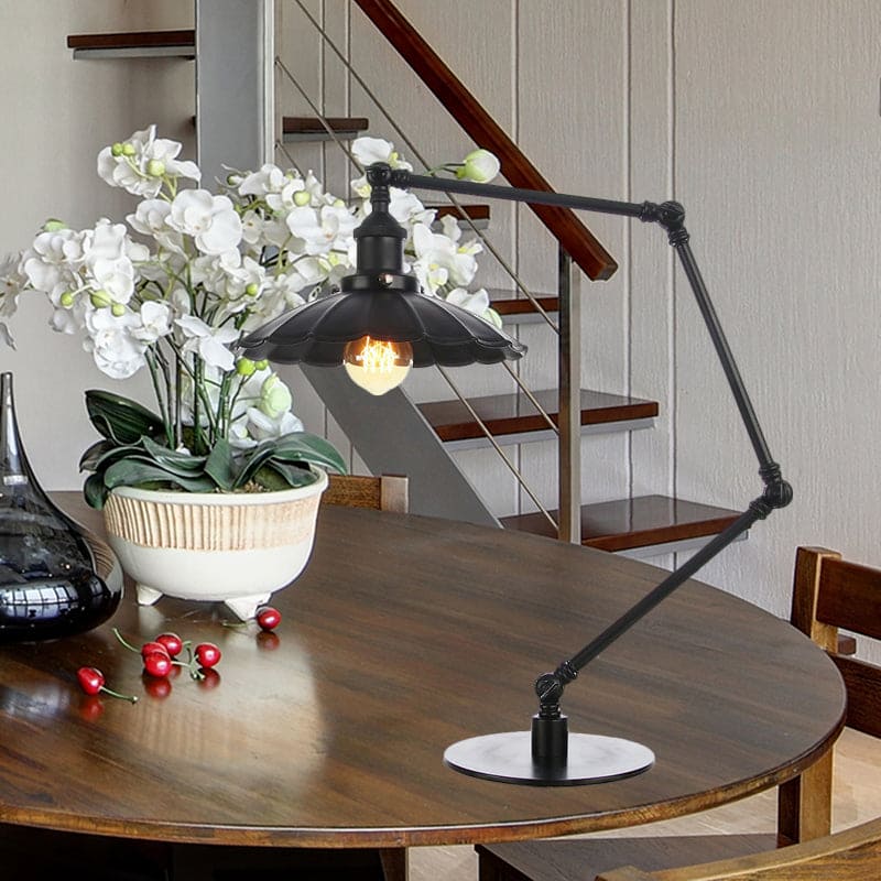 Justerbar vintage lampa med skulpterad metallskena för retrodekoration