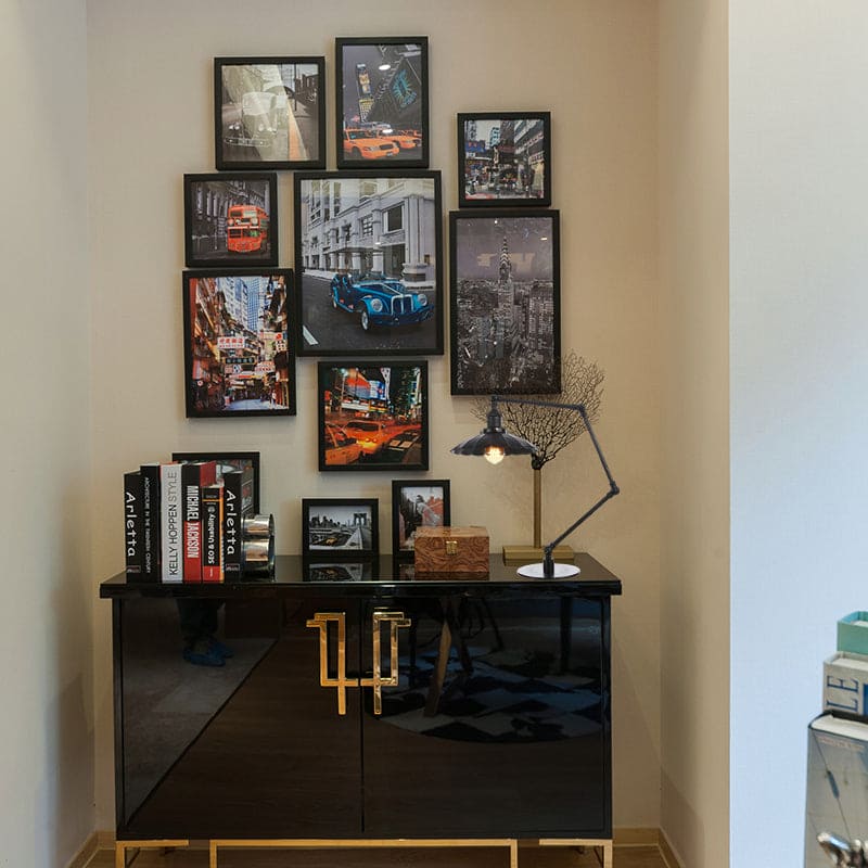 Justerbar vintage lampa med skulpterad metallskena för retrodekoration