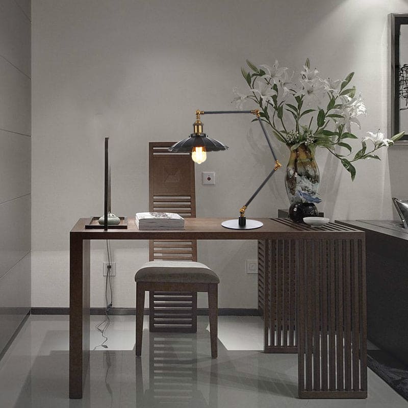 Justerbar vintage lampa med skulpterad metallskena för retrodekoration