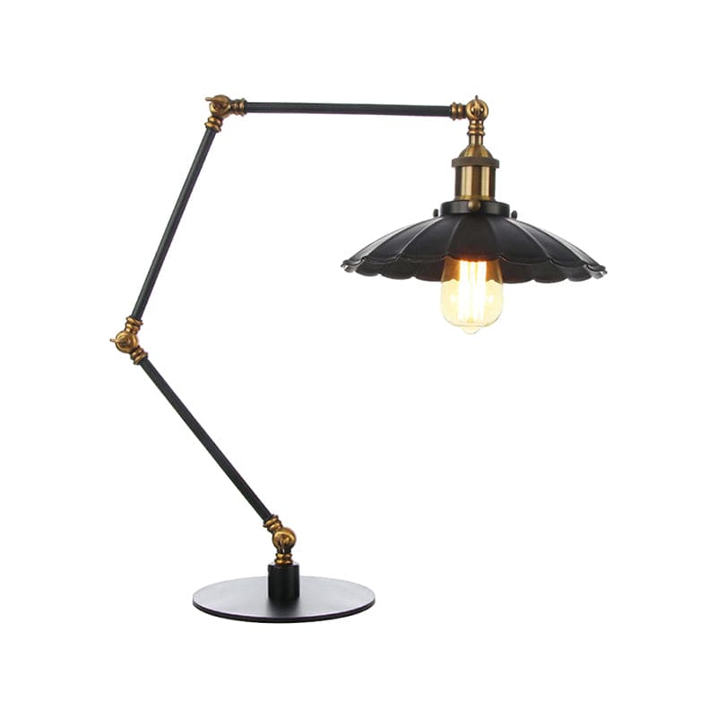 Justerbar vintage lampa med skulpterad metallskena för retrodekoration