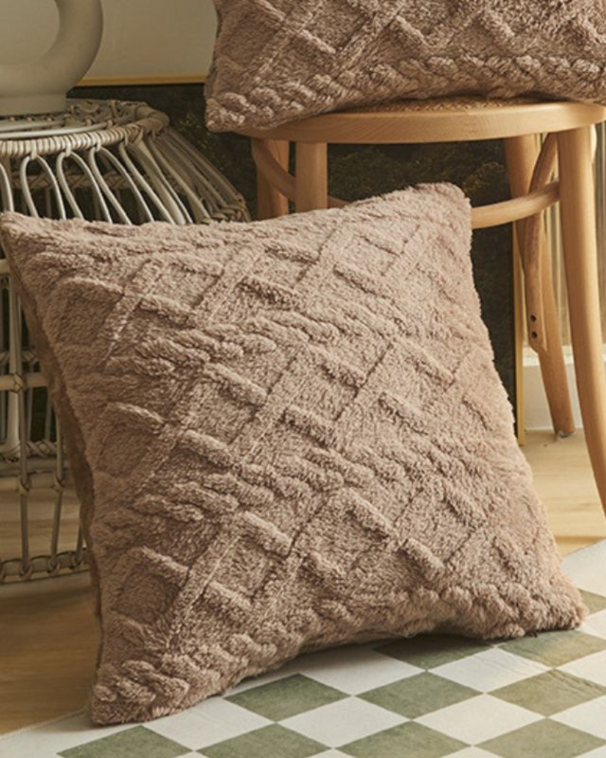 Carvallo – Lyxig Reliefkudde med subtil geometrisk design för en stilren interiör