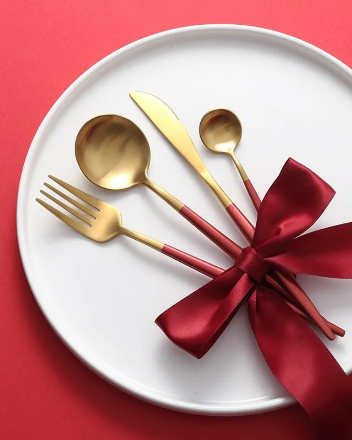 Carvallo Lumine – Lyxigt Bestickset med Guldaccenter och Matt Svarta Handtag