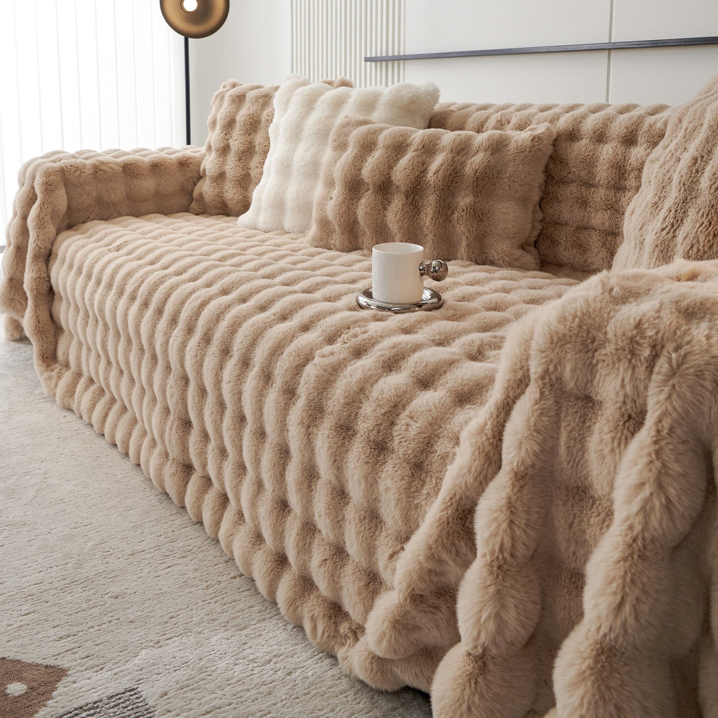 Luxe Ripple Faux Fur Sofföverdrag - Modernt, Stilrent & Hållbart Soffaskydd