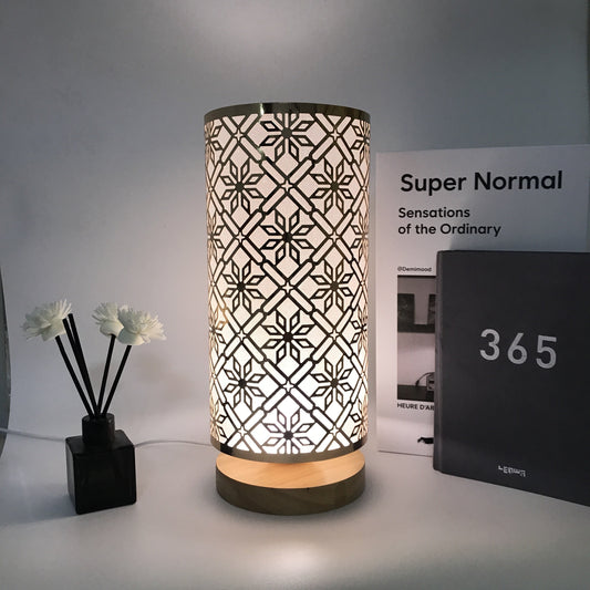 LumiPattern - Modern USB-driven Bordslampa, Justerbar Ljusstyrka, Metallram och Plastbelagd Skärm