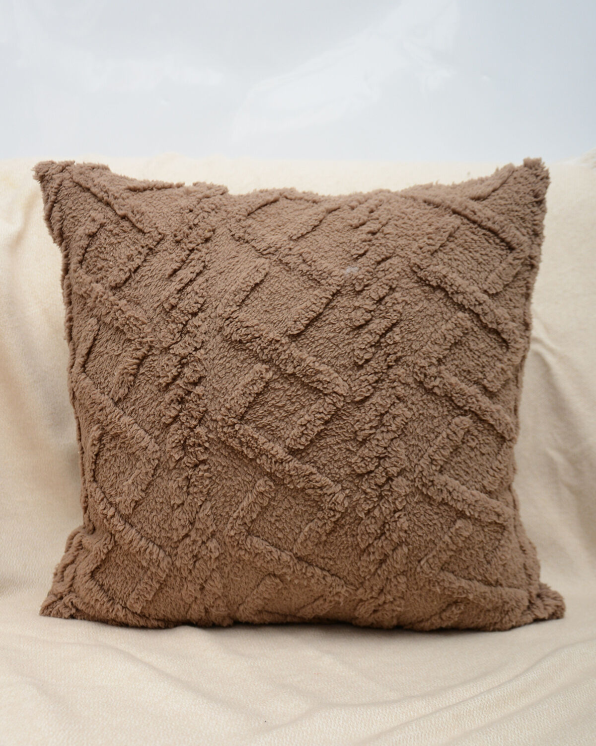 Carvallo – Lyxig Reliefkudde med subtil geometrisk design för en stilren interiör