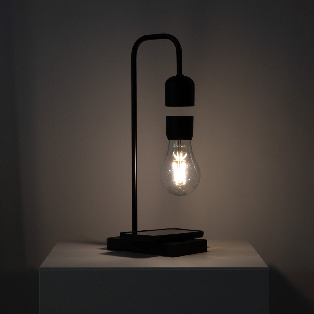 Minimalistisk Svävande LED-lampa med Trådlös Telefonladdare