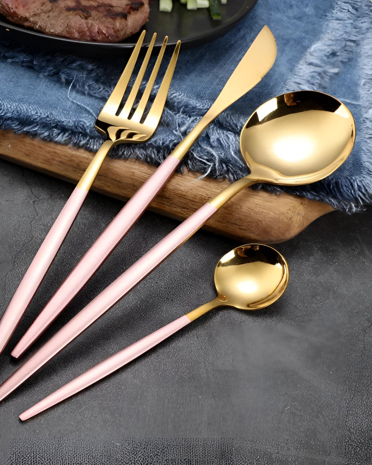 Carvallo Lumine – Lyxigt Bestickset med Guldaccenter och Matt Svarta Handtag