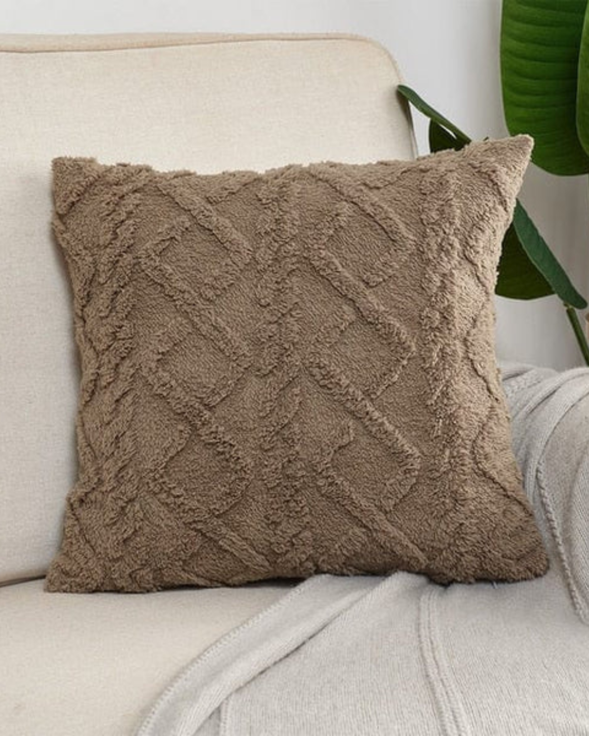 Carvallo – Lyxig Reliefkudde med subtil geometrisk design för en stilren interiör