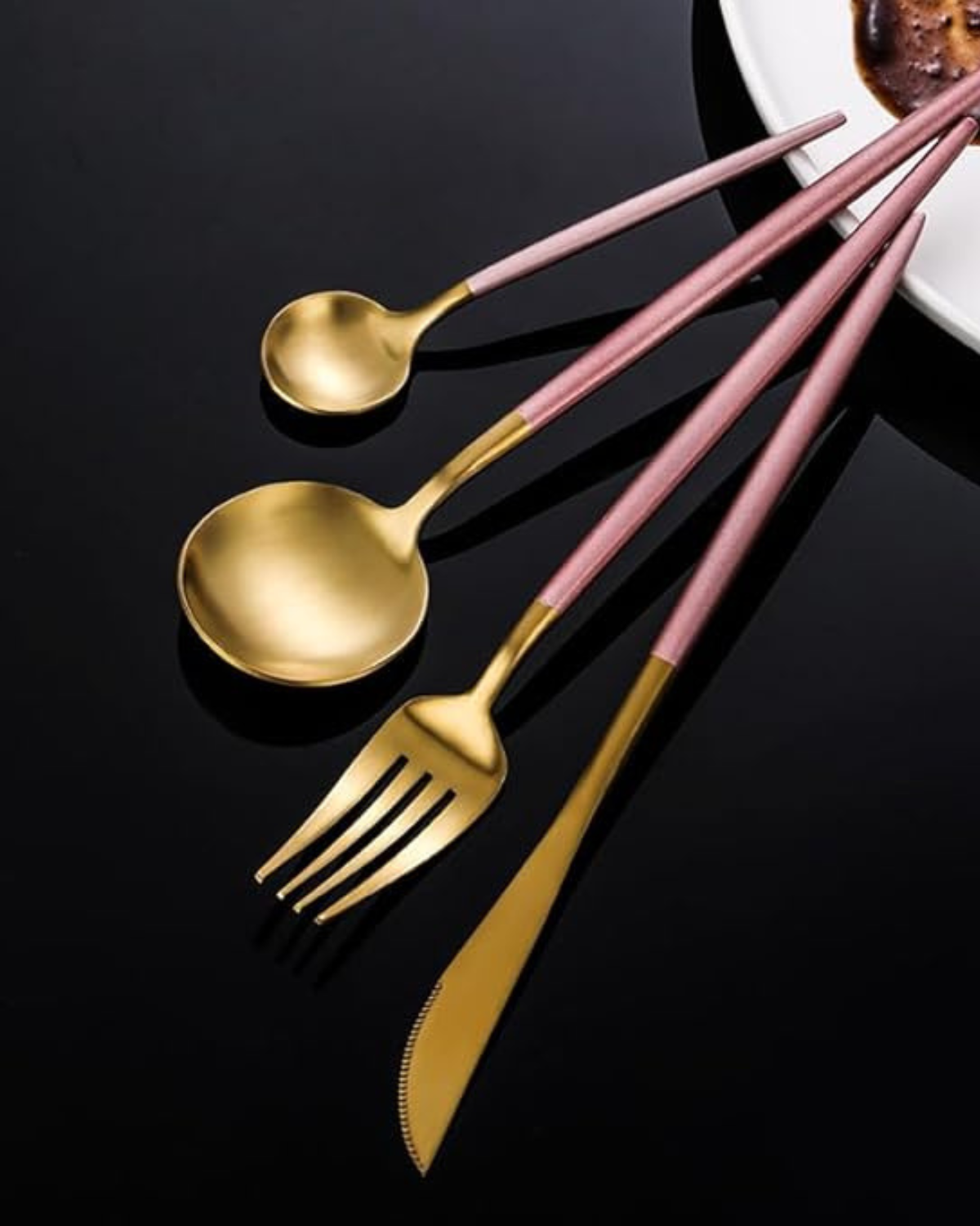 Carvallo Lumine – Lyxigt Bestickset med Guldaccenter och Matt Svarta Handtag
