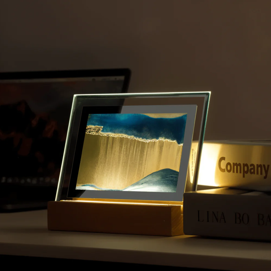 Thyra Sandflow | LED Sängbordslampa med 3D sandbild i träram