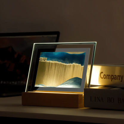 Thyra Sandflow | LED Sängbordslampa med 3D sandbild i träram