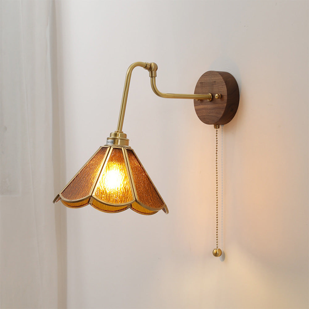 Vägglampa med vintage mässingsglashätta
