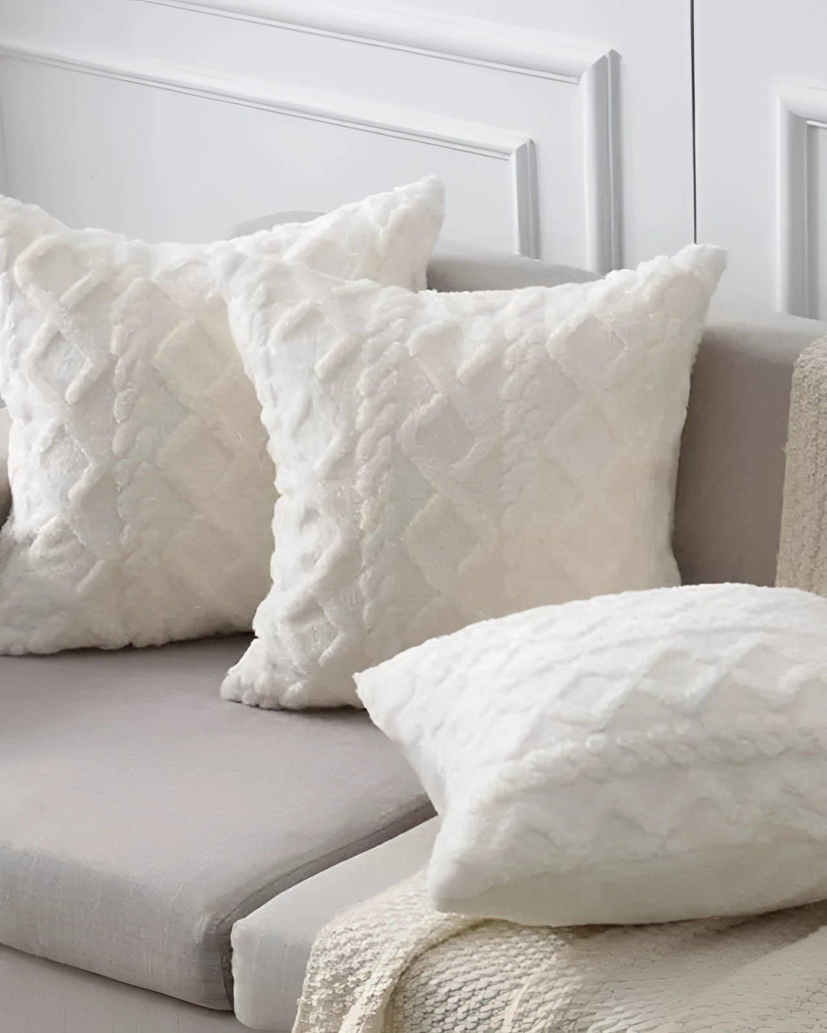 Carvallo – Lyxig Reliefkudde med subtil geometrisk design för en stilren interiör