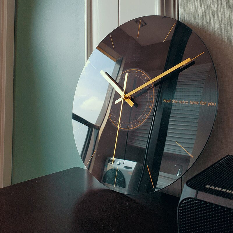 Konstnärlig Glas Väggklocka – Modern, Elegant och Funktionell