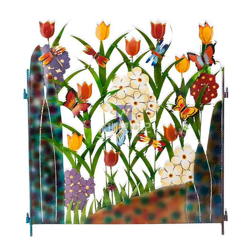 Färgglad trädgårdsgärdsdekoration med blommor och fjärilar – Metallstaket för trädgård och terrass