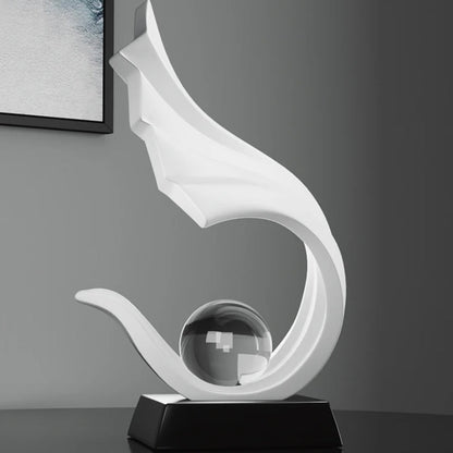 Orbelle – Konstnärlig abstrakt skulptur med kristallklar kula och elegant form