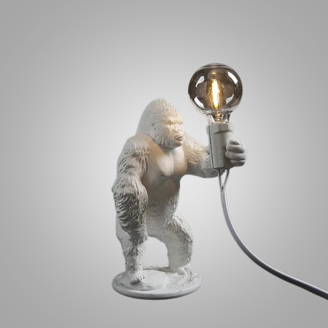 GorillaLux - Unik Gorilla Bordslampa | Modern Djurarmatur med Varm LED Belysning