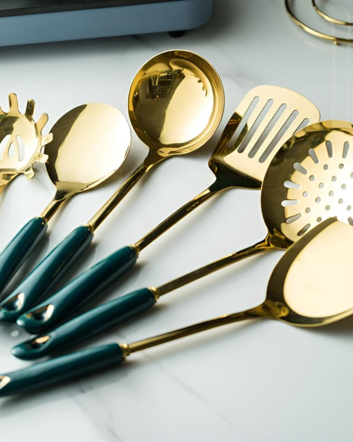 Éclat Gourmet – Lyxigt Kökstillbehör Set med Guld Finish &amp; Smaragdgröna Handtag