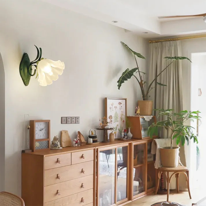 LilyGlow – Vägglampa med Blommönster