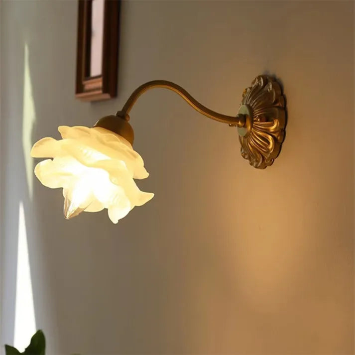 BlossomGlow – Vintage Koppar Blomblad Vägglampa